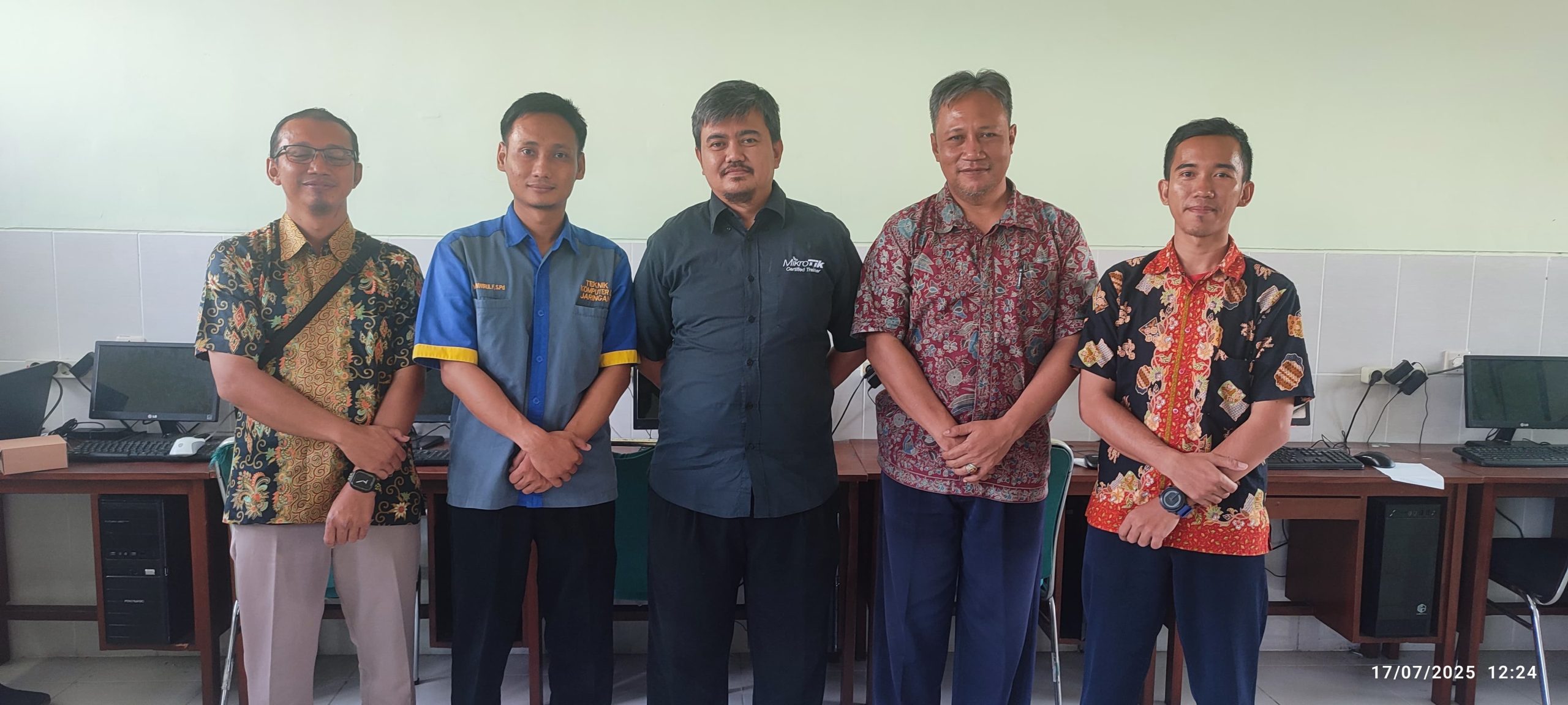 Foto Bersama Trainer Mikrotik Academy